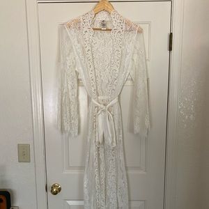 Elegant white lace robe, size Medium